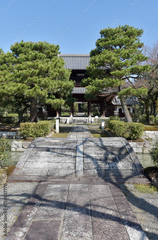 建仁寺　放生池から望闕楼を望む　京都市東山区