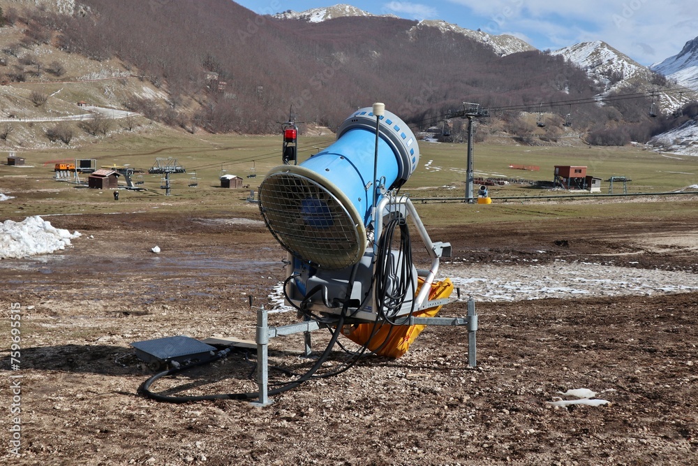 Campitello Matese - Cannone sparaneve sulla pista a valle