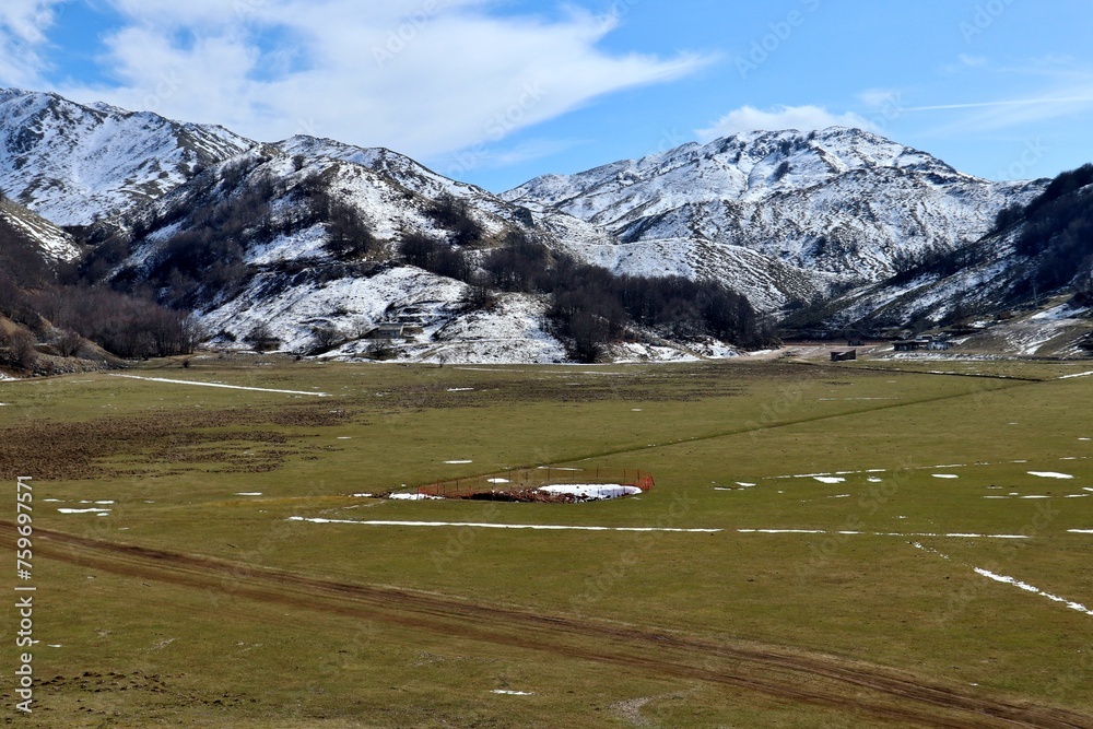 Campitello Matese - Piana della stazione sciistica dalla strada di accesso