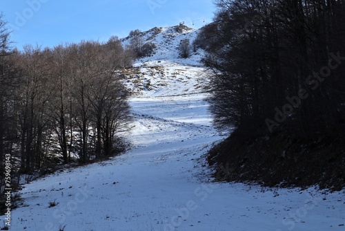 Obraz na płótnie Campitello Matese - Scorcio della Seggiovia Capo d'Acqua dalla pista Del Caprio w salonie