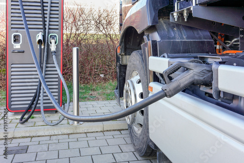 Elektro LKW lädt seine Batterie an einer Ladesäule auf