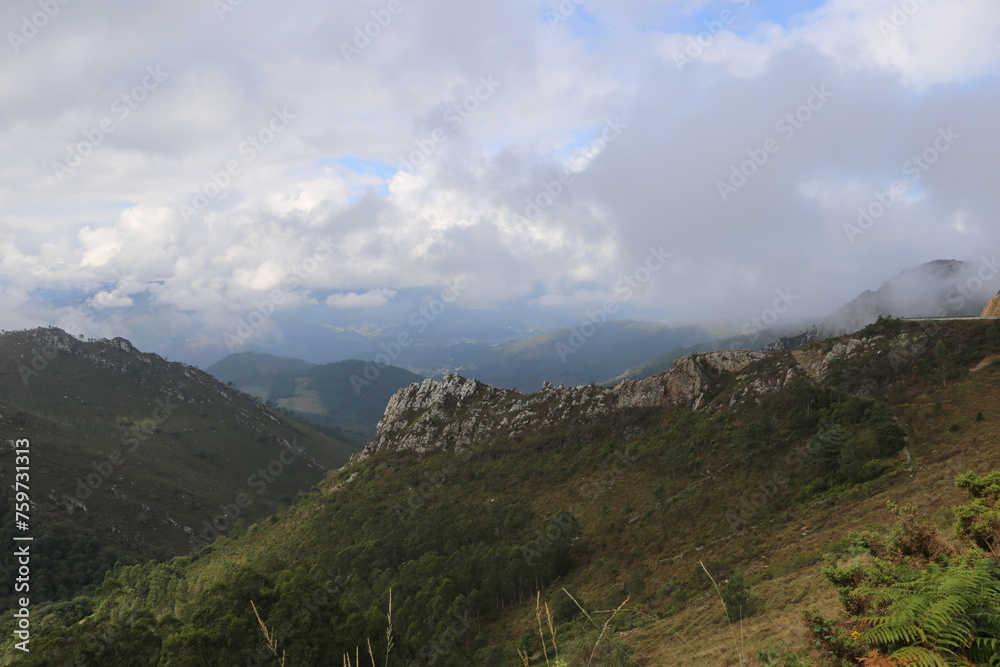 Naklejka premium Paisaje montañoso