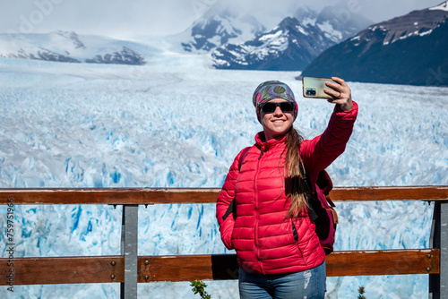 Turista tomándose una selfie desde los miradores del Glaciar Perito Moreno, en la Patagonia Argentina photo