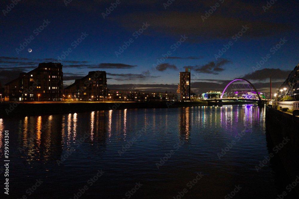 Obraz premium Glasgow Scotland: 11th Feb 2024: The Clyde Arc illuminated at night on the Banks of the River Clyde aka the Squinty Bridge