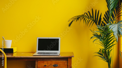Mesa de computador escritório isolado no fundo amarelo