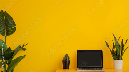 Mesa de computador escritório isolado no fundo amarelo