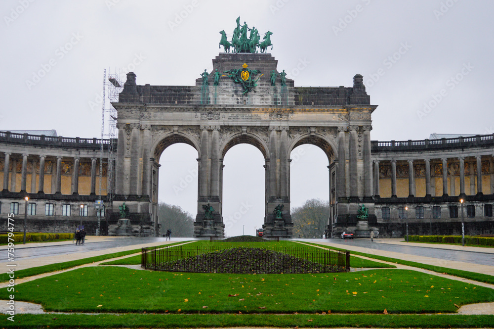 Fototapeta premium View of The Cinquantenaire Memorial Arcade in the centre of the Parc du Cinquantenaire, Brussels, Belgium.