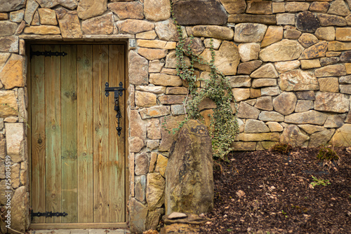Stare drzwi w murze z kamienia 