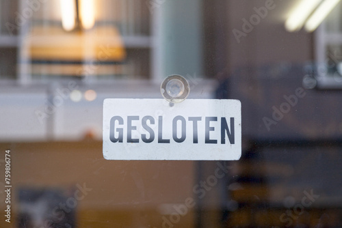 Closed sign in Dutch