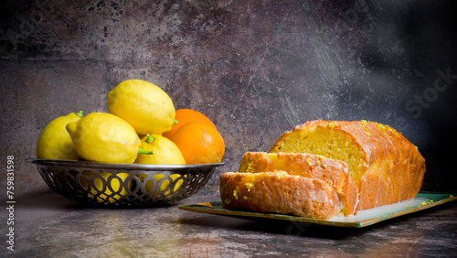 Bizcocho de yogur con un frutero de limones y naranjas