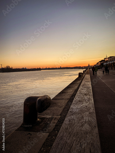 La Garonne à Bordeaux au coucher de soleil