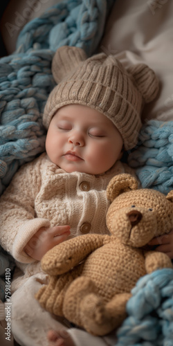 Baby schläft mit dem Bären unter einer Decke