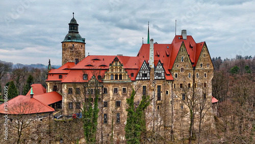 Zamek Czocha nad brzegiem rzeki, klejnot architektury dolnośląskiej w Polsce photo