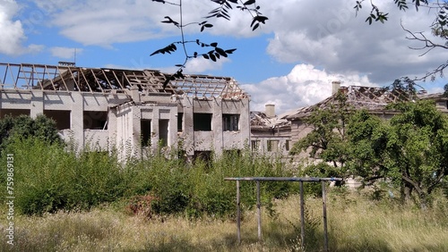 Tableau sur toile Buildings destroyed during the war in Ukraine in the spring of 2022