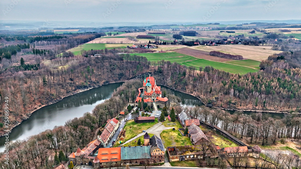 Naklejka premium Zamek Czocha nad brzegiem rzeki, klejnot architektury dolnośląskiej w Polsce