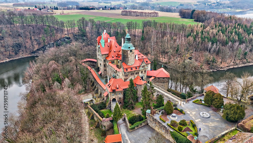 Obraz na płótnie Zamek Czocha nad brzegiem rzeki, klejnot architektury dolnośląskiej w Polsce w salonie
