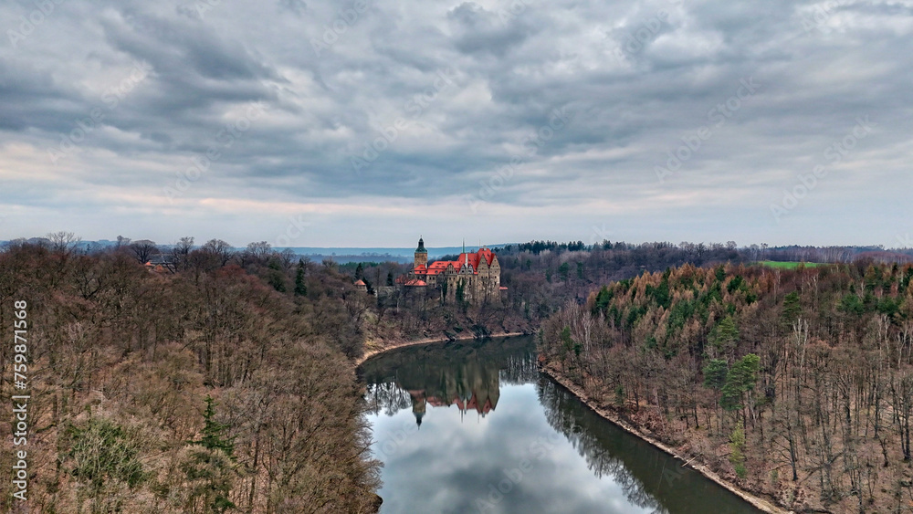 Zamek Czocha nad brzegiem rzeki, klejnot architektury dolnośląskiej w Polsce - obrazy, fototapety, plakaty 