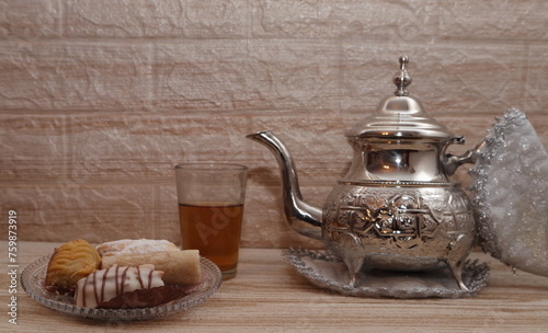 Fotografie tetera plata vaso te platp  pasteles arabes
