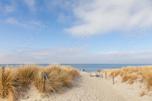 Strandaufgang mit Fischerboot an der Ostsee photo