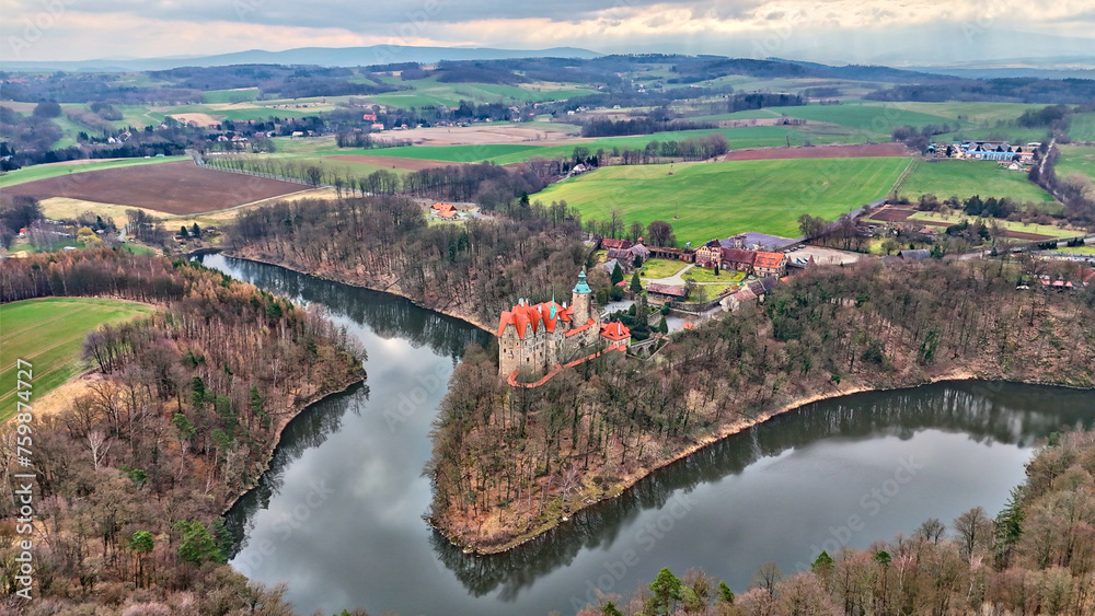 Fototapeta premium Zamek Czocha nad brzegiem rzeki, klejnot architektury dolnośląskiej w Polsce