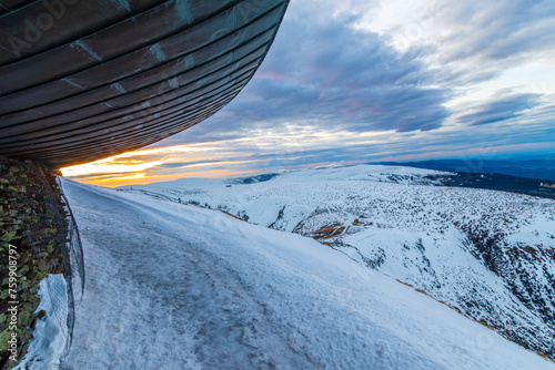 Zimowe Karkonosze, ze szczytu Śnieżki o zachodzie słońca, o złotej godzinie photo