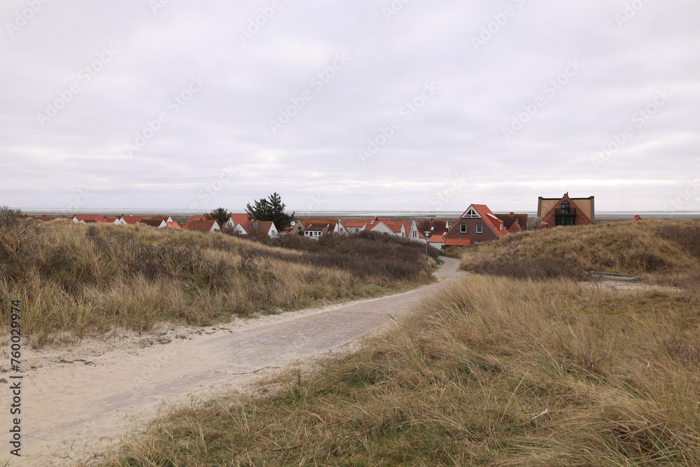 Fototapeta premium Blick auf die Küstenlandschaft der Ostfriesischen Insel Juist in der Nordsee 