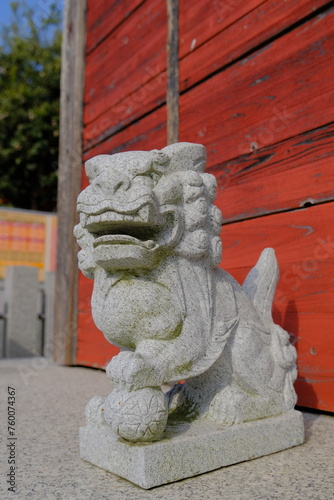 神社にいる獅子 photo