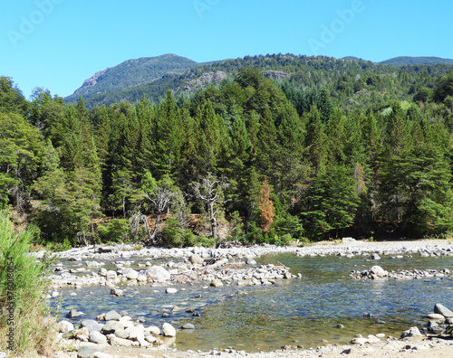 paisaje montaña y rio en el Bolsón, Patagonia Argentina