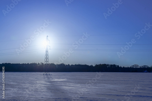 Zimowy, słoneczny dzień. Równina pokryta polami uprawnymi i łąkami pokryta jest warstwą śniegu. © boguslavus