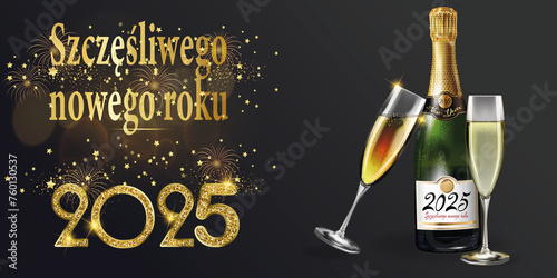 karta lub baner z życzeniami szczęśliwego nowego roku 2025 w kolorze złotym z brokatem dookoła na gradientowym czarnym tle, a z boku butelka musującego alkoholu i dwa flety