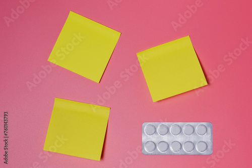 Obraz na płótnie A pack of pills and a few yellow sticky notes on a pink background - healthcare, scheduled medications, therapy, contraception, schedule w salonie