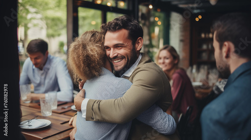 Homem e mulher se encontrando e se abraçando em um bar