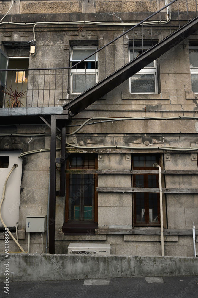 Obraz premium おしゃれな街、神戸元町の路地裏。レトロな味わい