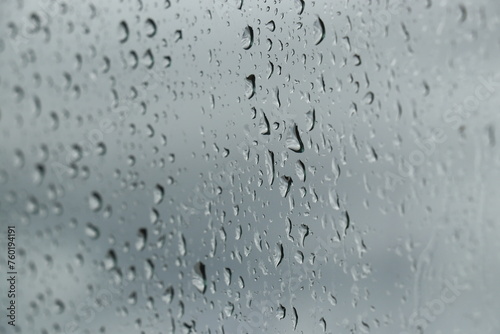 雨の車中