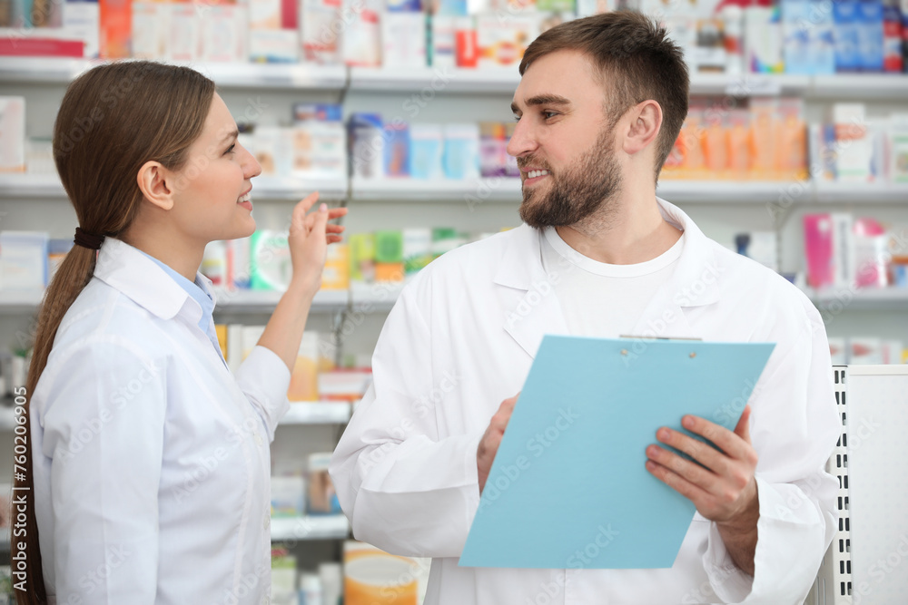 Obraz premium Professional pharmacists working together in modern drugstore
