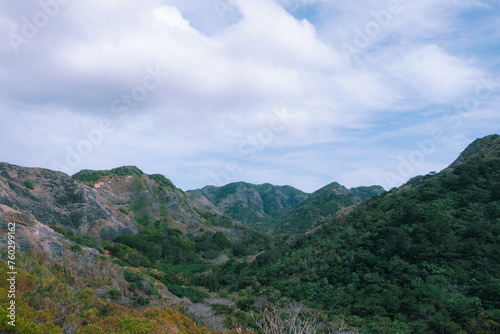 緑が豊かな山と青空