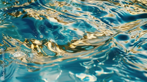 Wiosenne fale błękitnej wody, których powierzchnia jest widoczna z bliska.