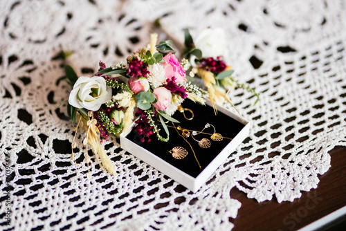 Obraz na płótnie Bride wedding day preparation jewelry jewelry in box with flower bouquet w salonie
