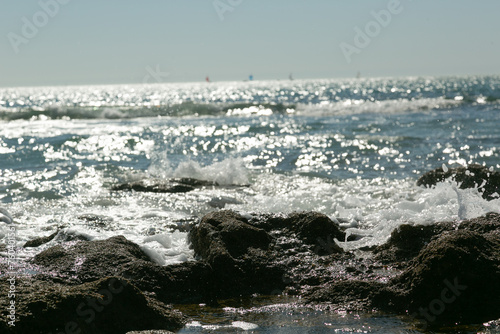 Olas rompiendo en las rocas , Mar mediterráneo 