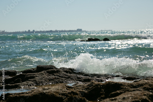 Olas rompiendo en las rocas , Mar mediterráneo 