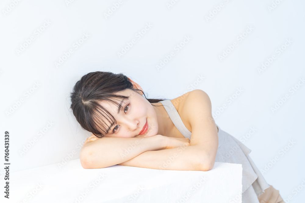 タンクトップを着た日本人女性のビューティ タンクトップを着た日本人女性のビューティ