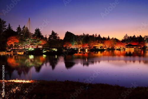 国営昭和記念公園のライトアップされた日本庭園と紅葉の夕景 photo