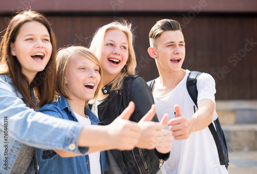 Tteenagers show their thumbs up