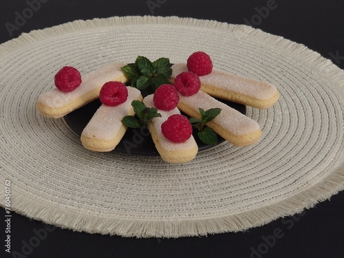 Löffelbiskuits mit Himbeeren photo