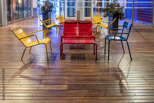kolorowe krzesła Lyon Confluence Rhone © rpetryk
