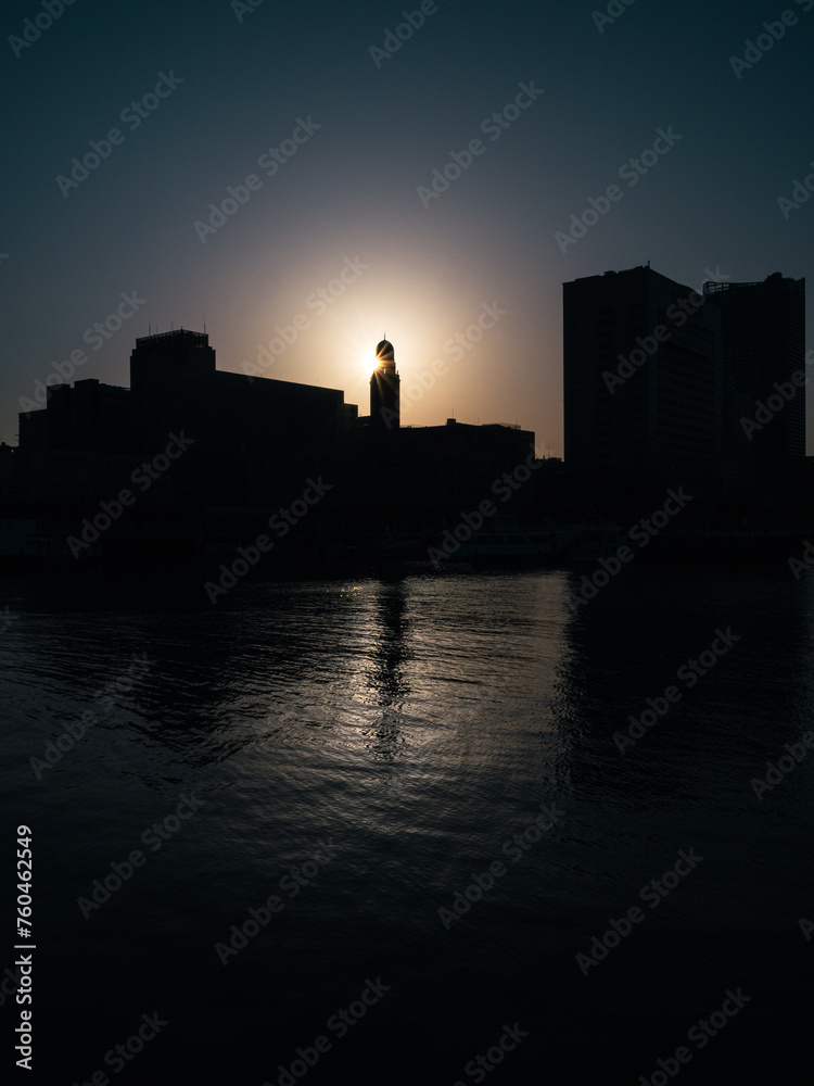 横浜　象の鼻防波堤から見る横浜税関　夕暮れの光と「クイーン」