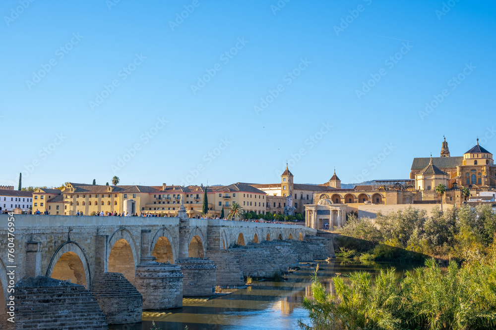 スペインのコルドバのローマ橋とメスキータの風景