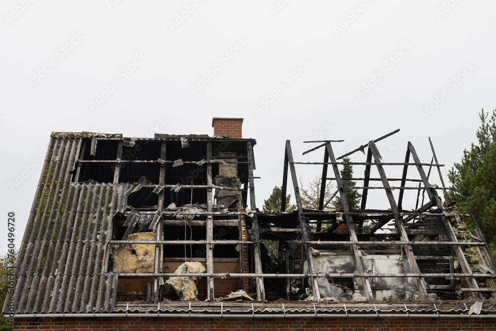 Ausgebrannter Dachtuhl, Hausbrand, Versicherung