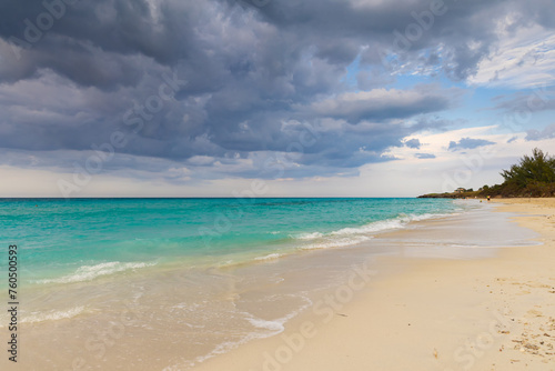 Piękna piaszczysta plaża, widok na ocean, wyspa Kuba