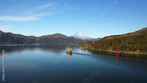 ドローンが描く冬の芦ノ湖と富士山